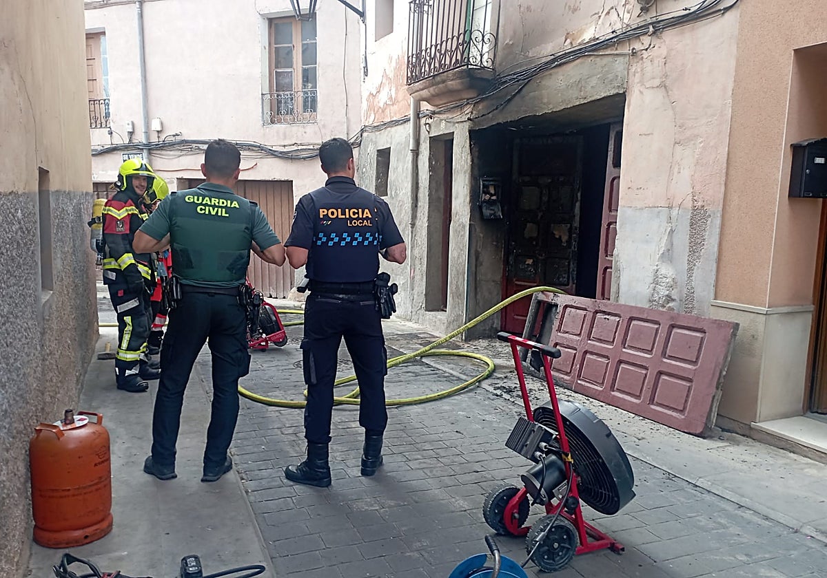 Bomberos, Policía Local y Guardia Civil, junto a la bajera, tras la extinción del incendio.