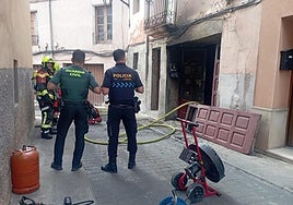 Bomberos, Policía Local y Guardia Civil, junto a la bajera, tras la extinción del incendio.