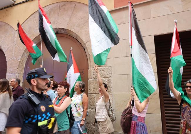 Miembros de la acampada propalestina, con sus banderas.