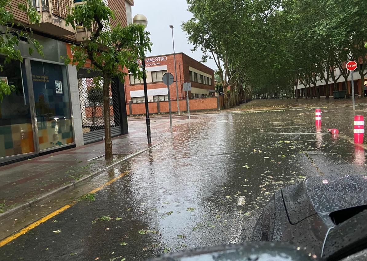 Imagen secundaria 1 - Viento y granizo castigan Navarrete y arruinan el final de las fiestas en Logroño