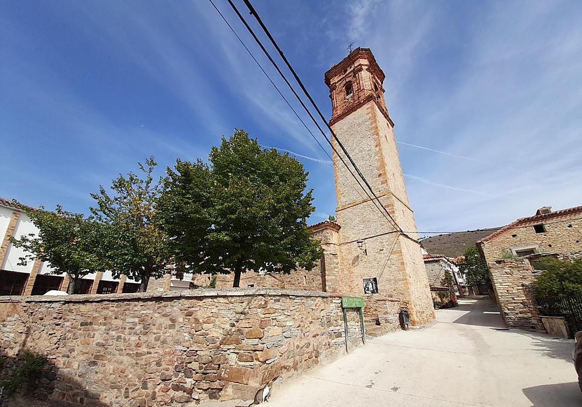 Calle principal de Navajún, con la torre de la iglesia.