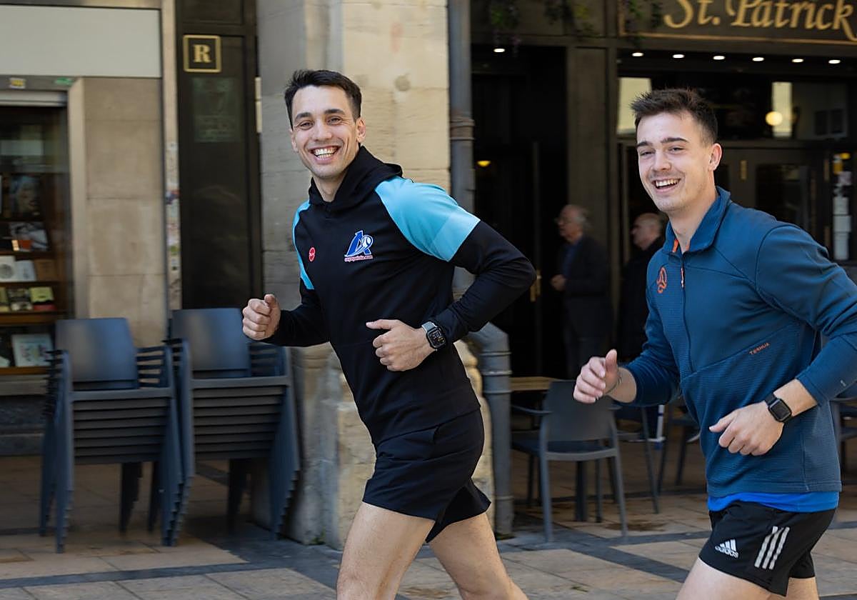 Zabala y Loza corren por la calle Portales, en uno de sus entrenamientos.