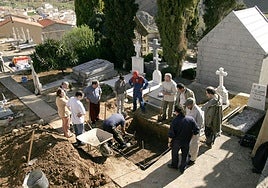 Exhumación en el cementerio de Viguera en el año 2007.