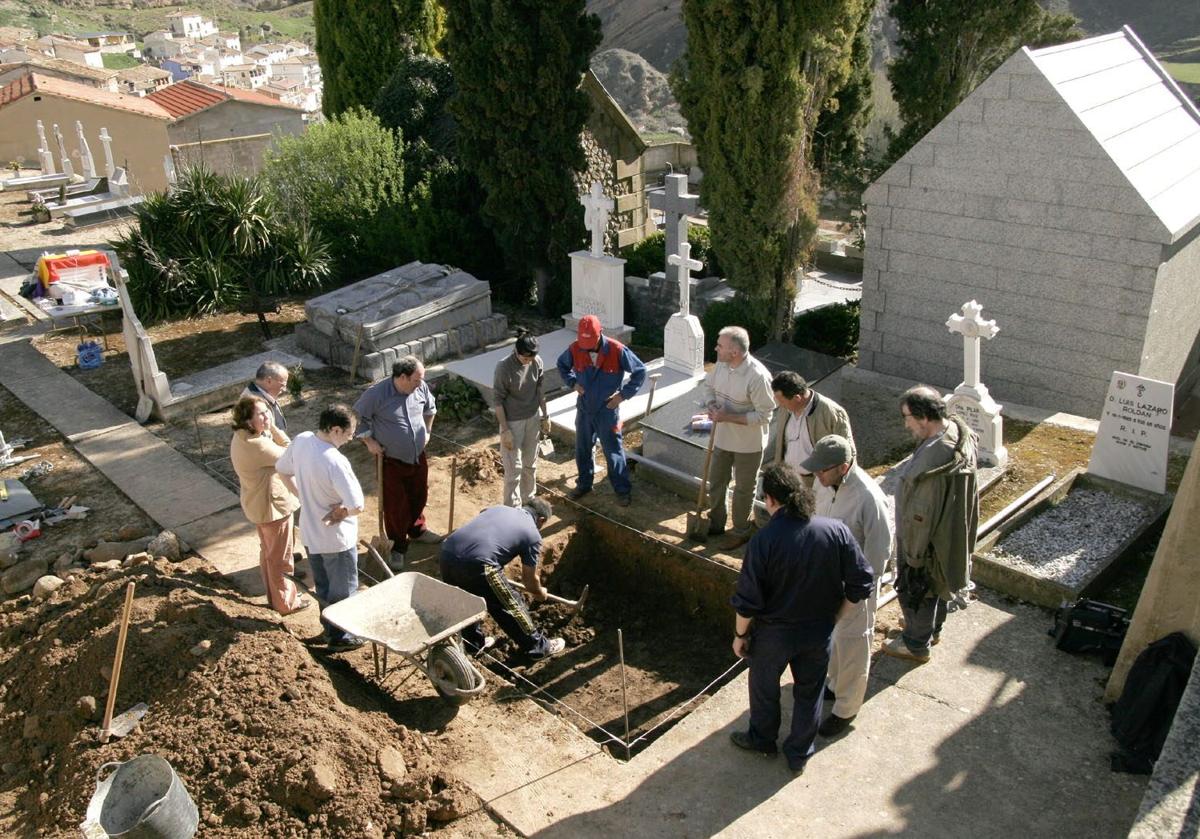 Exhumación en el cementerio de Viguera en el año 2007.
