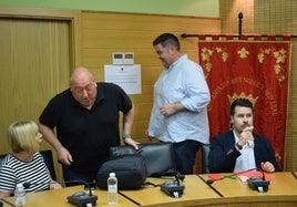 El alcalde de Nájera, Jorge Salaverri (PP), se marcha del pleno entre los socialistas Fernando Sáenz y Saúl Manzanares.