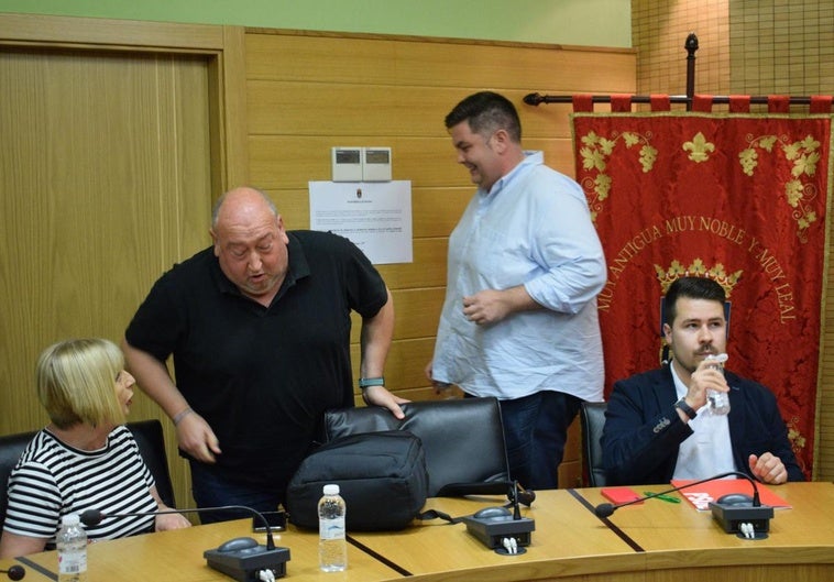 El alcalde de Nájera, Jorge Salaverri (PP), se marcha del pleno entre los socialistas Fernando Sáenz y Saúl Manzanares.