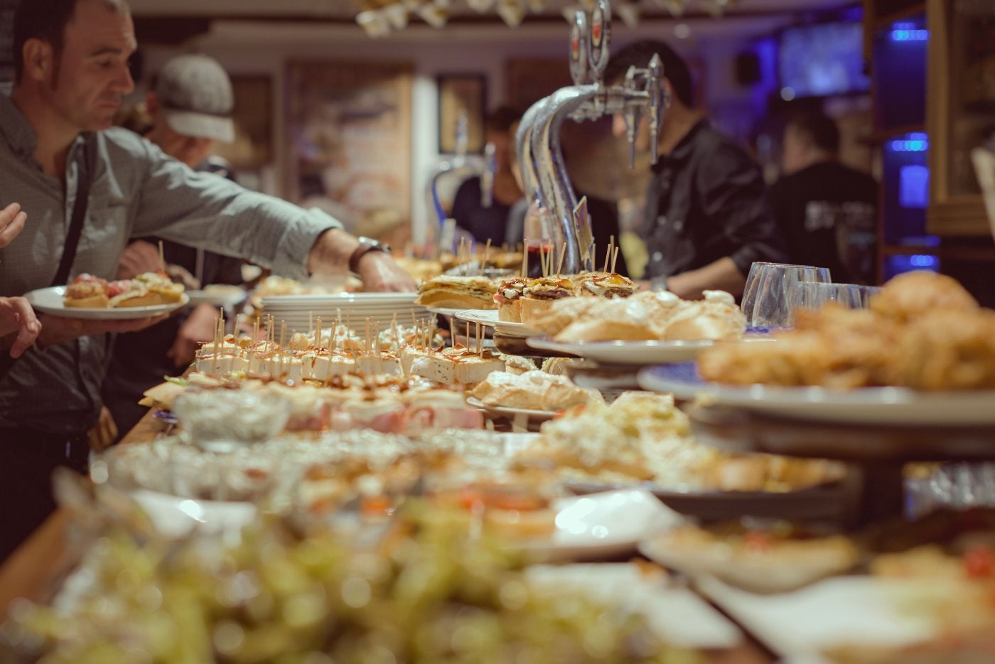 Barra de bar con un amplio surtido de tapas y pinchos.