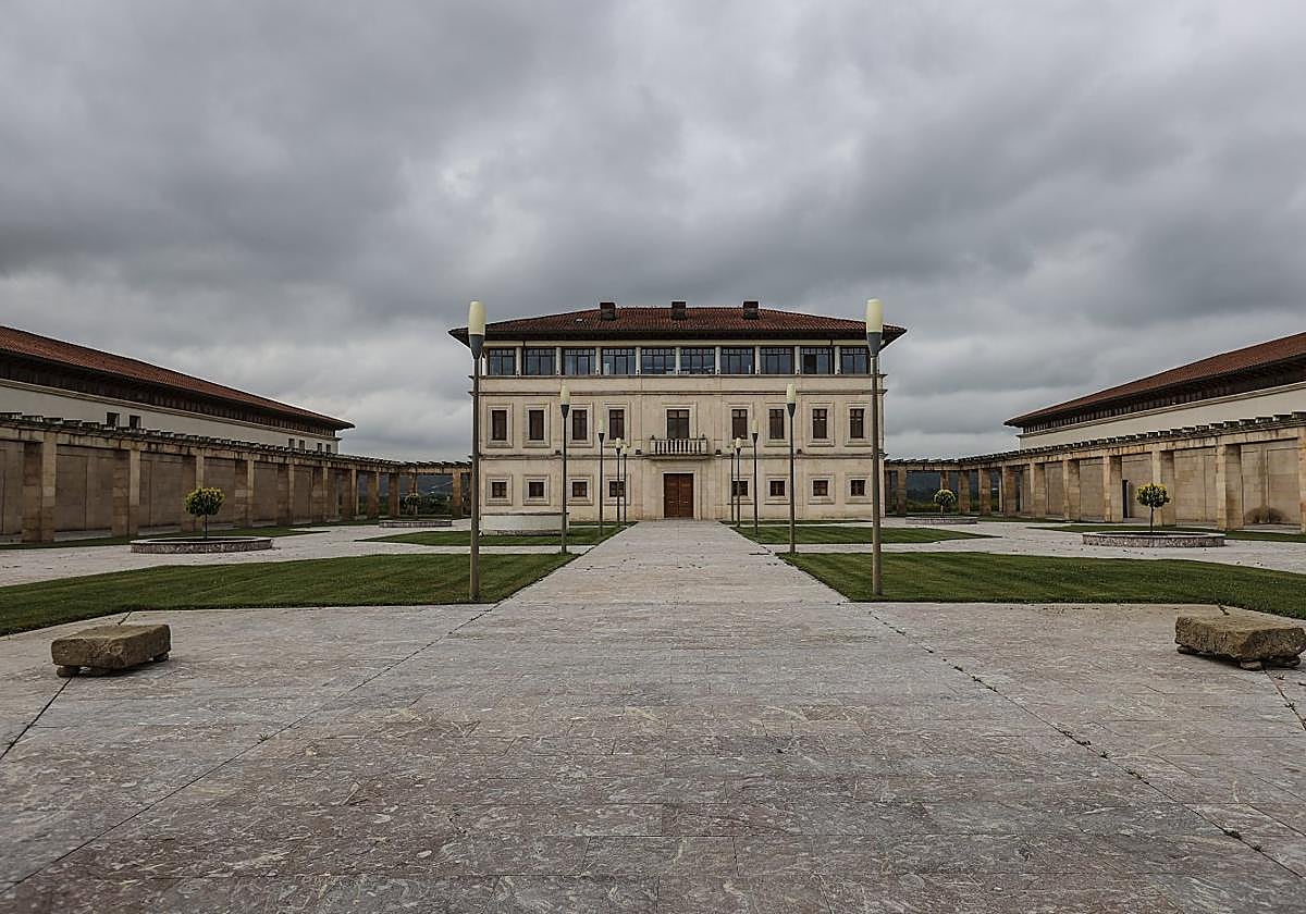 El edificio central queda conectado a los demás a través de pérgolas y un patio ajardinado. rodrigo merino.
