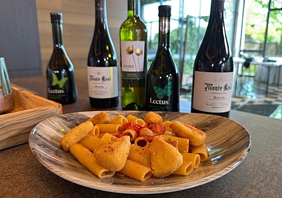 Un plato de rigatoni con queso a la milanesa.