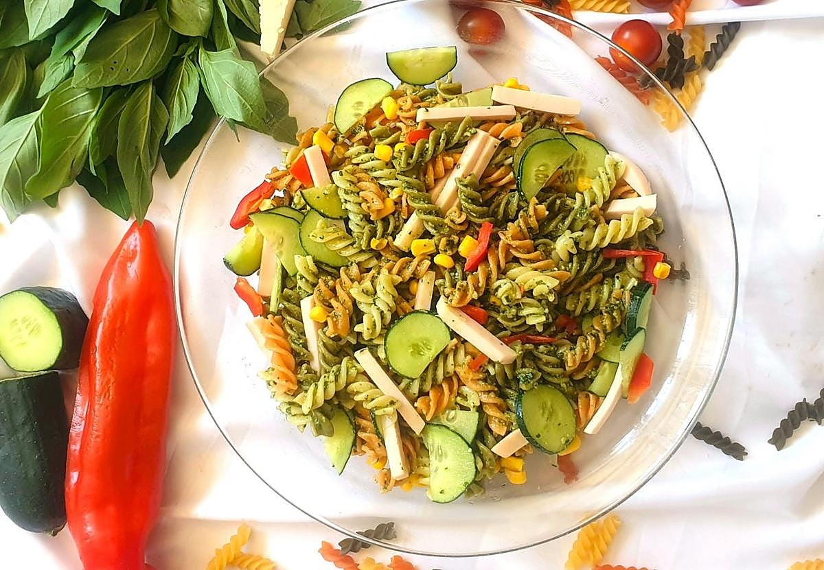 Una refrescante ensalada de pasta con pesto.