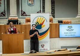 La presidenta del Parlamento, Marta Fernández, junto a una intérprete que traduce su discurso.