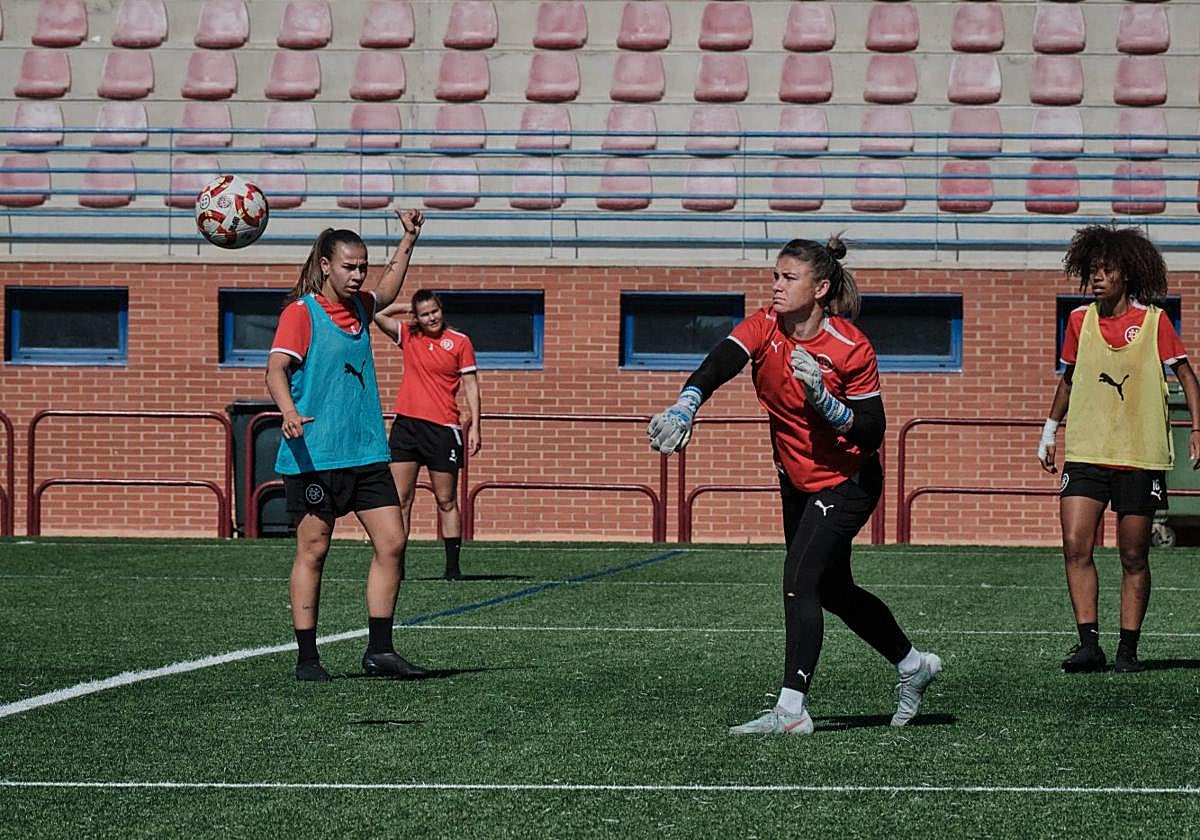 Chelsea, portera del DUX, pasa el balón a una de sus compañeras en uno de los entrenamientos previos a la final por el ascenso.