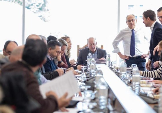 Imagen de archivo de un pleno del Consejo Regulador presidido por Fernando Ezquerro.