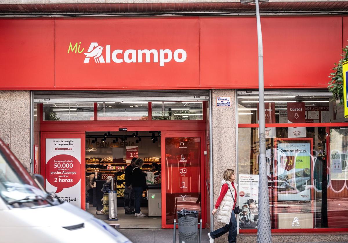 Alcampo situado en la calle Pérez Galdós de Logroño.