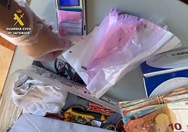 Droga, dinero y utensilios incautados por la Guardia Civil.