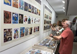 Visitantes a la exposición observaban los carteles.