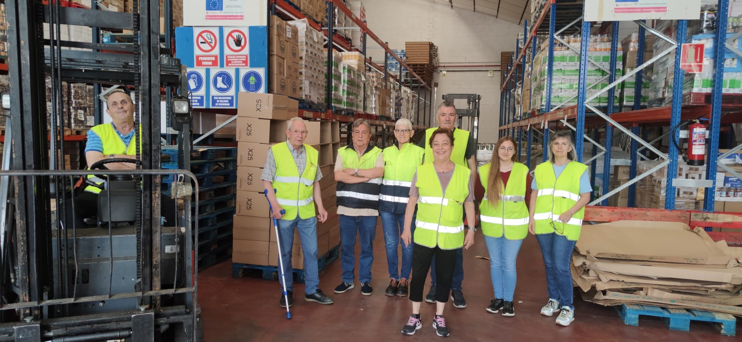 Lola Cristóbal y otros voluntarios en el Banco de Alimentos.