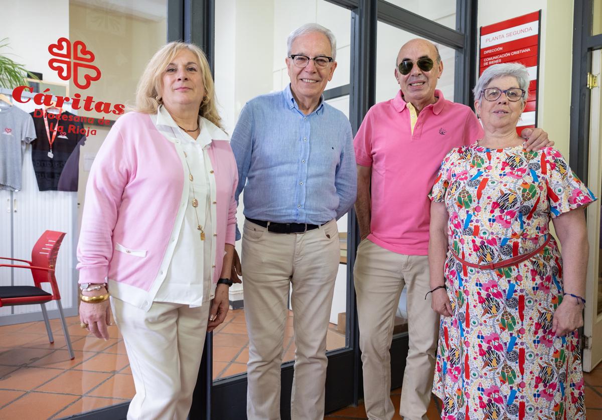 María Isabel Galarreta (izq.), con otros miembros de Cáritas.