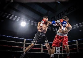Gazi Khalidov golpea a Iván Matute en el combate disputado ayer en el polideportivo de Las Gaunas.