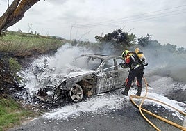 El fuego ha sido finalmente controlado por los bomberos.