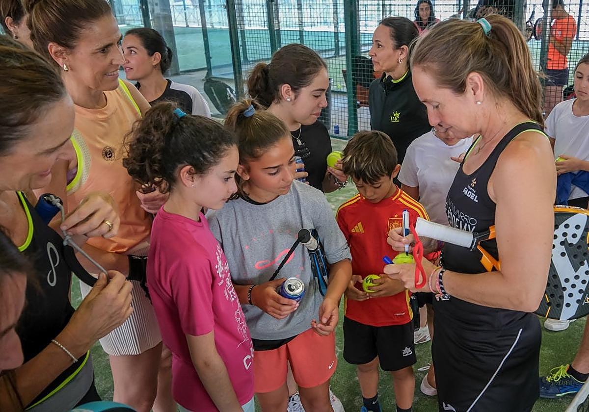 Carolina Navarro firma autógrafos a los jóvenes aficionados que se acercaron hasta el clinic. .
