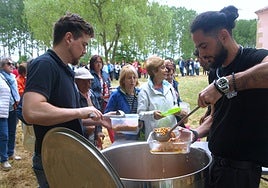 El reparto de las lentejas con orejas de lechón volvió a reunir largas filas.