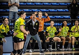 Luismi Ascorbe da indicaciones del a sus jugadoras en el partido de 'play down' contra el Beti Onak.