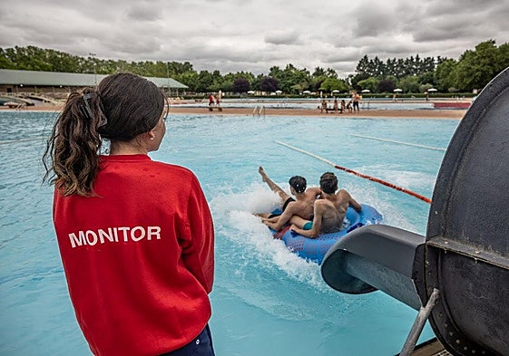 Una monitora, a pie de piscina, pendiente de los usuarios del tobogán en Las Norias.