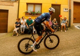 Vecinos de Daroca de Rioja animan a un ciclista en pleno ascenso durante la prueba. blanco en botella.