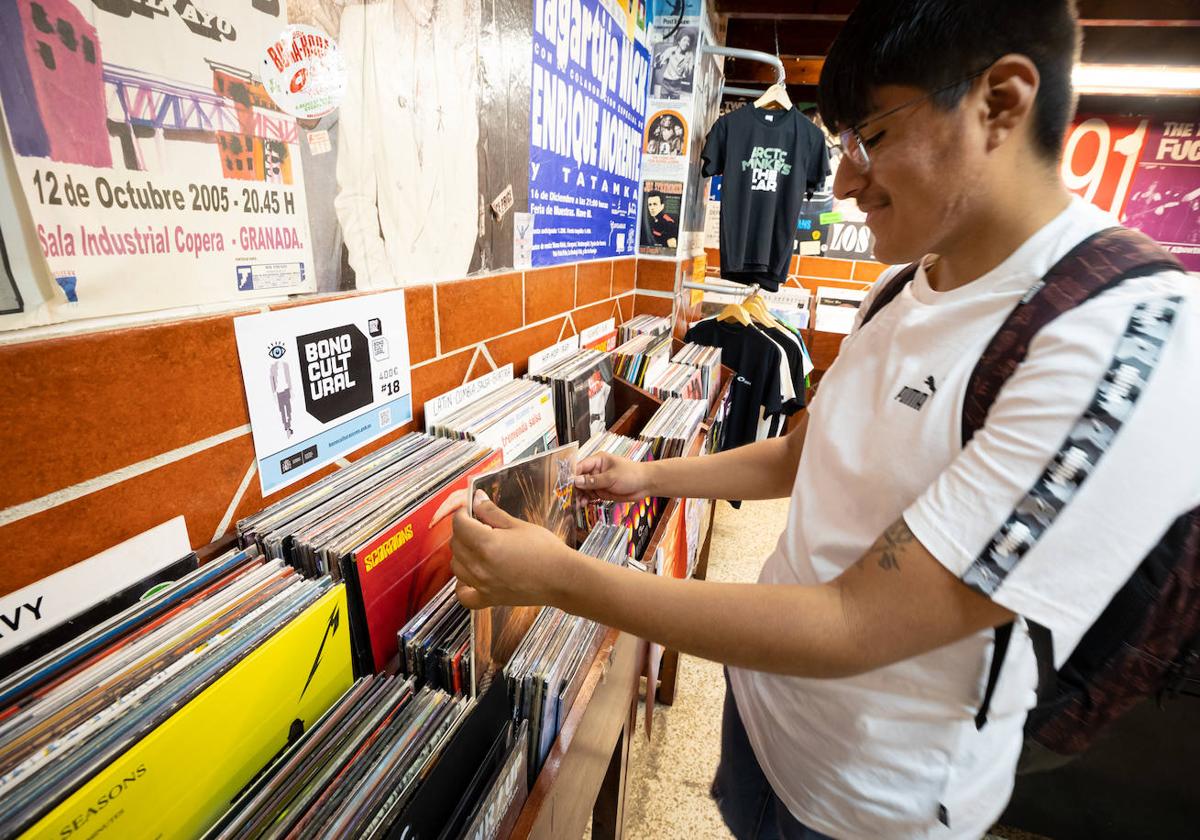 Un joven aprovecha a comprar un disco con el dinero de la ayuda del Bono Cultural Joven, en una imagen de archivo.
