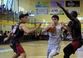 Joseba Querejeta, uno de los jugadores vinculados esta año, en el partido ante el Bisbal en el que el Clavijo logró la salvación.