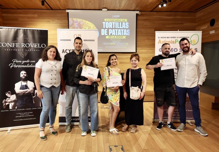 Los ganadores del concurso posan con sus diplomas, en compañía de miembros de Acyre y patrocionadores.