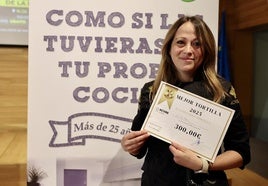 La ganadora posa con su premio.