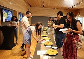 Los ganadores del concurso posan con sus diplomas, en compañía de miembros de Acyre y patrocionadores.