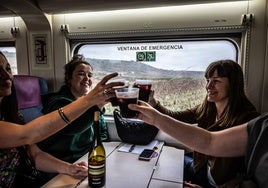 Jóvenes en el primer viaje desde Logroño a Madrid.
