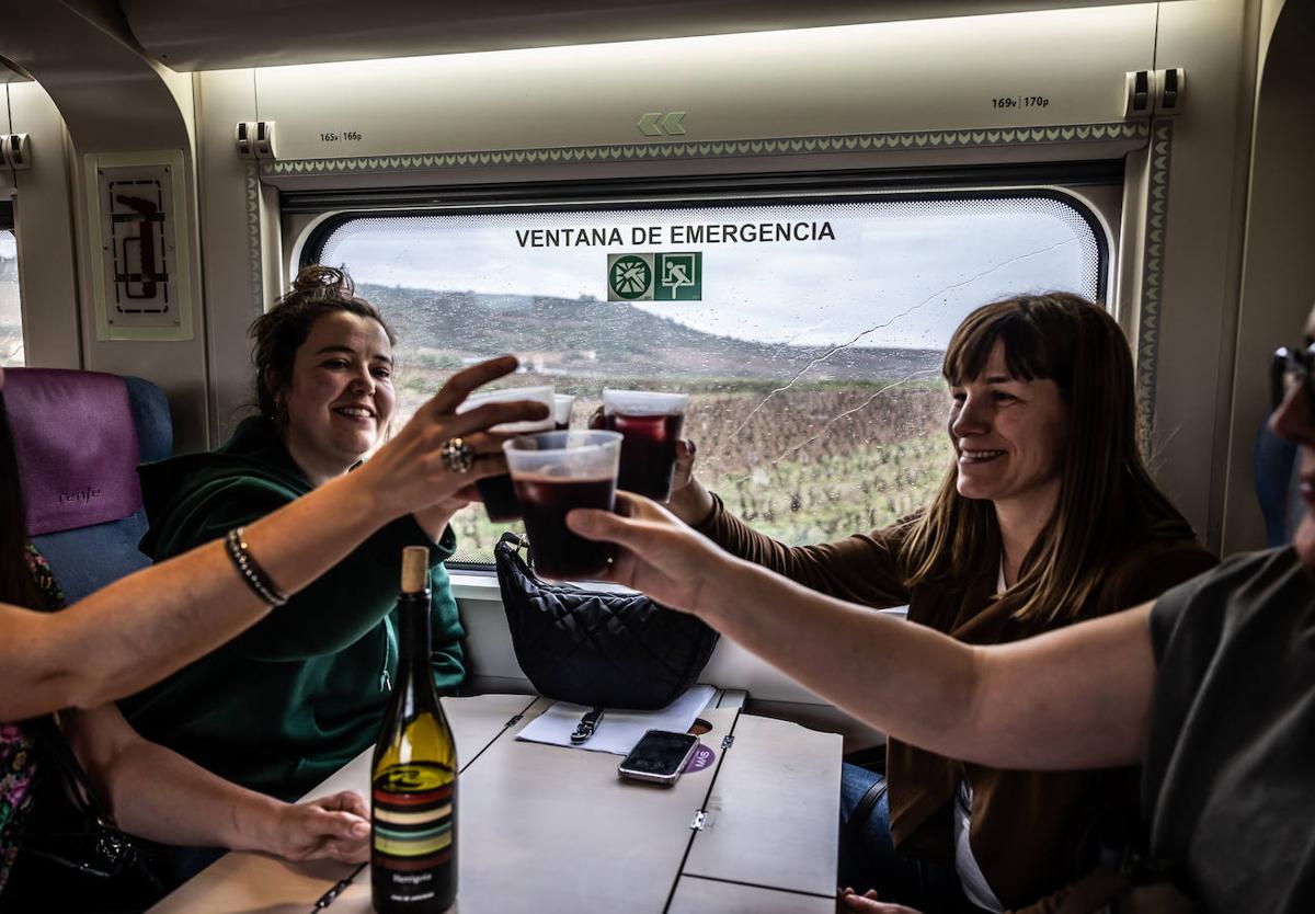 Jóvenes en el primer viaje desde Logroño a Madrid.