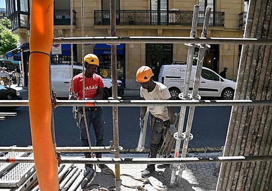 Dos trabajadores extranjeros en una obra.