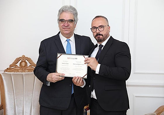 El profesor Isidro F. Aguillo (a la izquierda) y el rector de la Universidad AAB.