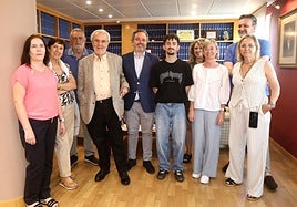 Manuel Gutiérrez Aragón, con los suscriptores Teresa Briones, Aurora Hierro, Luis San Juan e Ignacio y Diego Becerra, y con Isabel Martínez, Teresa Cobo, Pablo Álvarez y María José Zapata, de Diario LA RIOJA, en el encuentro celebrado este martes en su hemeroteca.