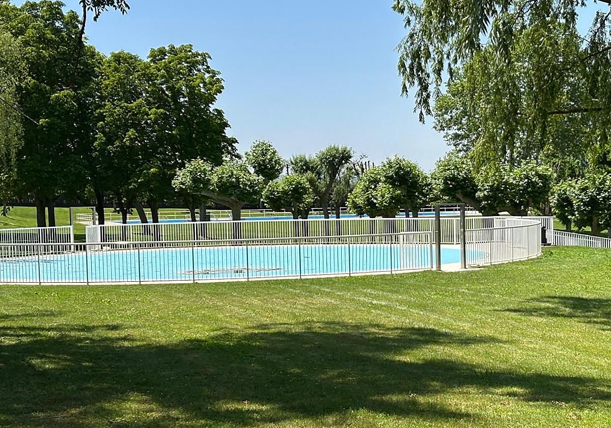 Las piscinas municipales de Alberite, ayer, cerradas al público.