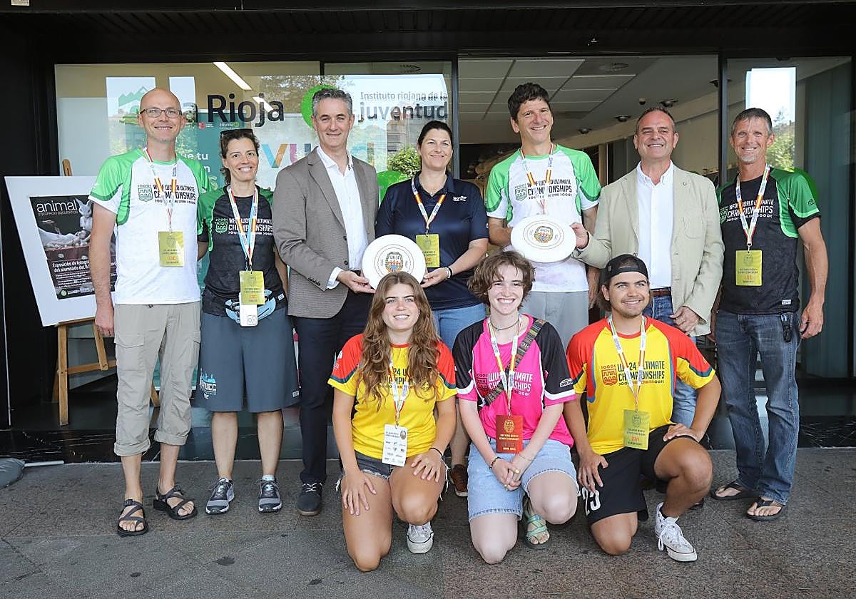 Varios voluntarios internacionales posan con miembros de la organización del evento y con las personalidades políticas riojanas.