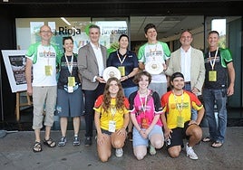 Varios voluntarios internacionales posan con miembros de la organización del evento y con las personalidades políticas riojanas.