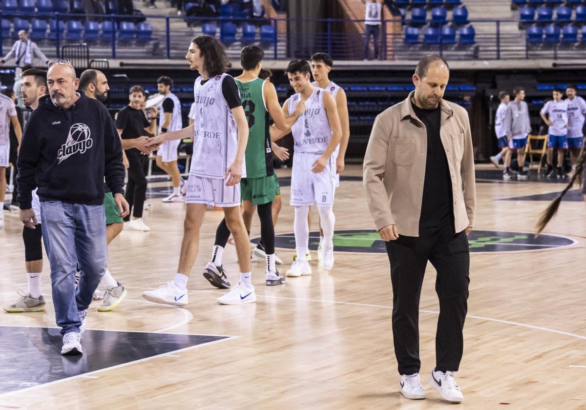 Jorge Serna, cabizbajo tras la derrota ante el Cáceres en el Palacio. Fue su último partido en Logroño.