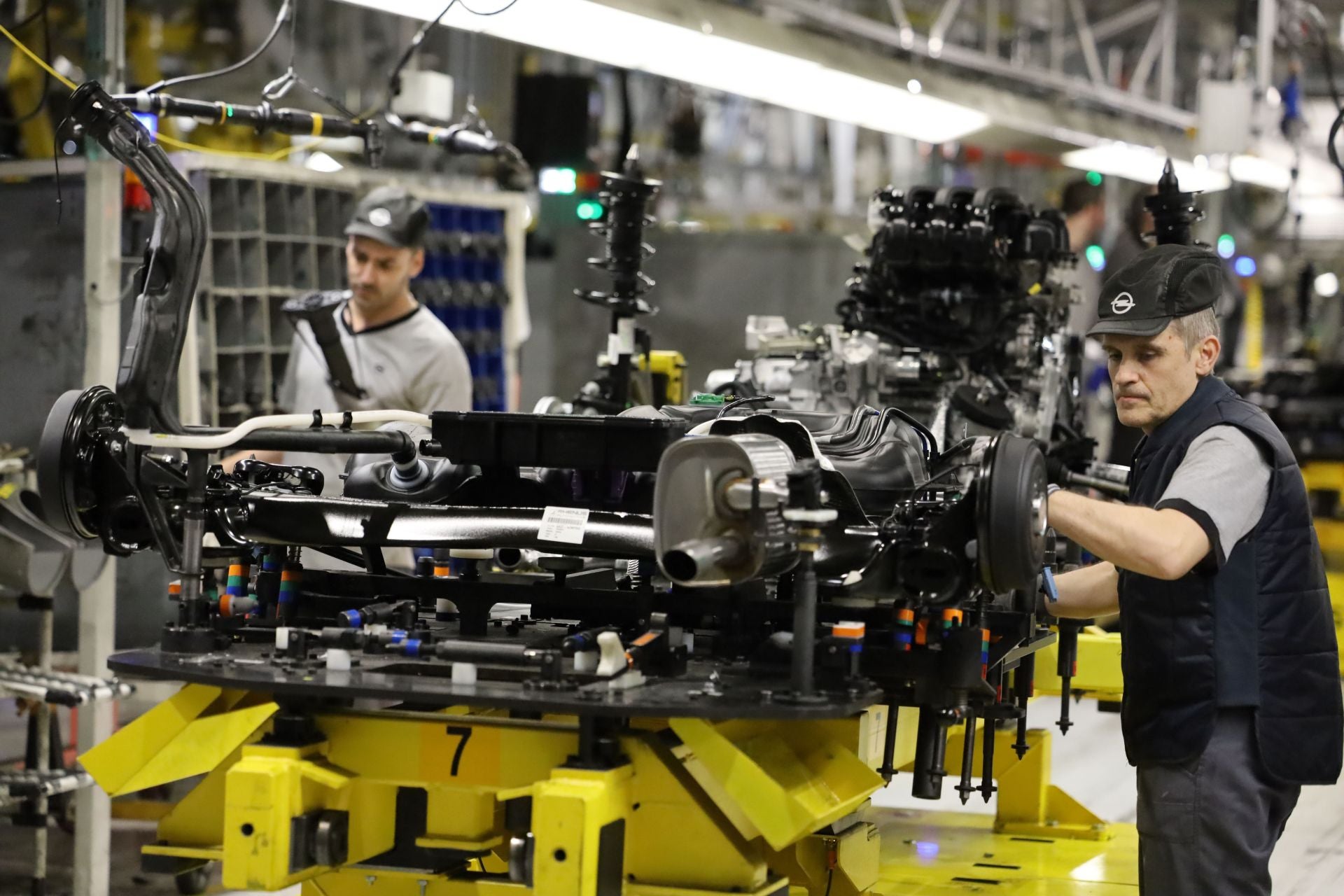 Trabajadores en una fábrica de automoción en una imagen de archivo.