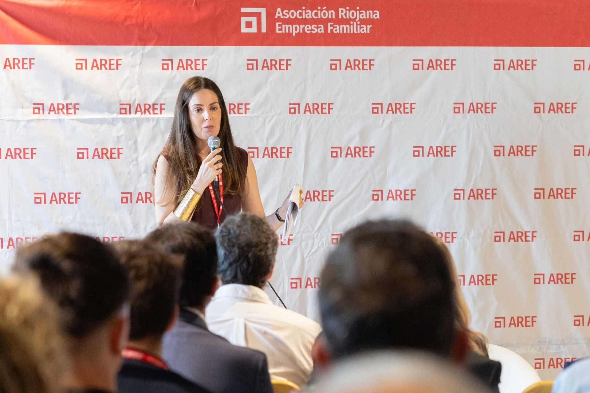 Carlota González, se dirige a los asistentes en la asamblea de la AREF este miércoles.