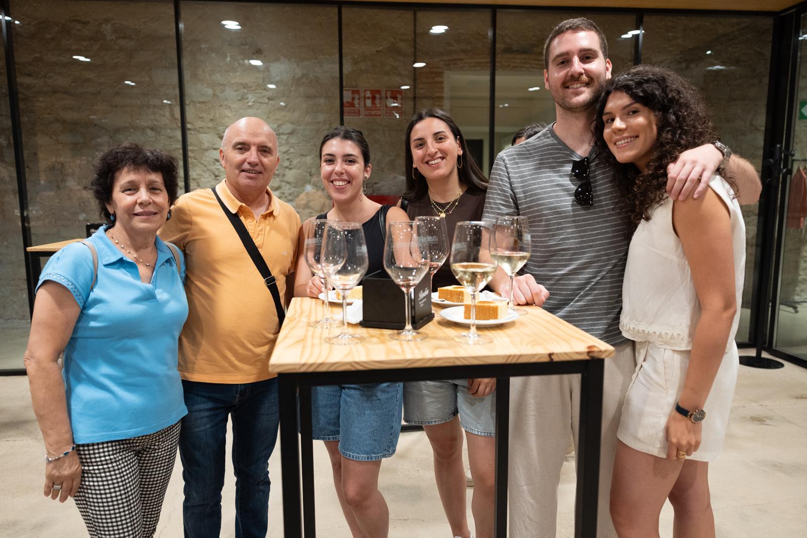 Las imágenes de la cata solidaria de Pioneros