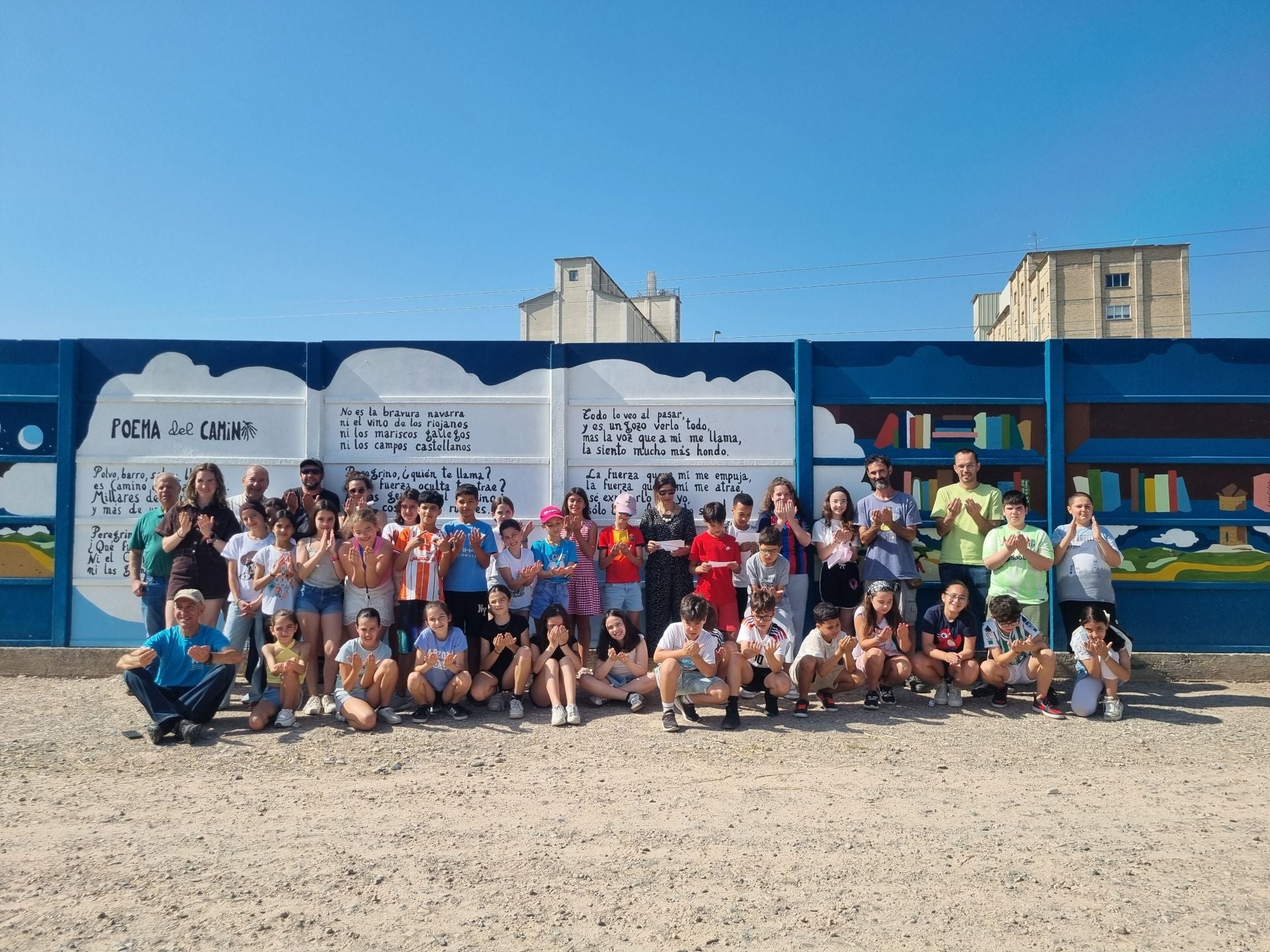 Los alumnos del CEIP Sancho III 'El Mayor de Nájera posan junto al mural de Harinera Riojana.