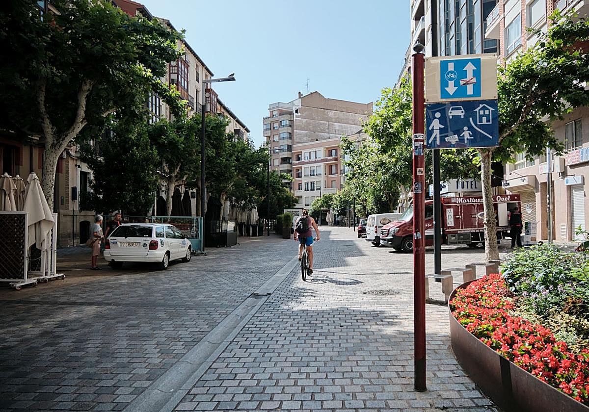 Un ciclista, por una calle de Logroño.