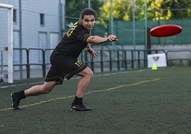 Marcos Gómez, representante riojano en la Selección Española de 'Ultimate', lanza el 'frisbee' durante uno de los entrenamientos de su equipo esta semana en Logroño.