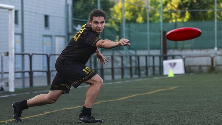 Marcos Gómez, representante riojano en la Selección Española de 'Ultimate', lanza el 'frisbee' durante uno de los entrenamientos de su equipo esta semana en Logroño.